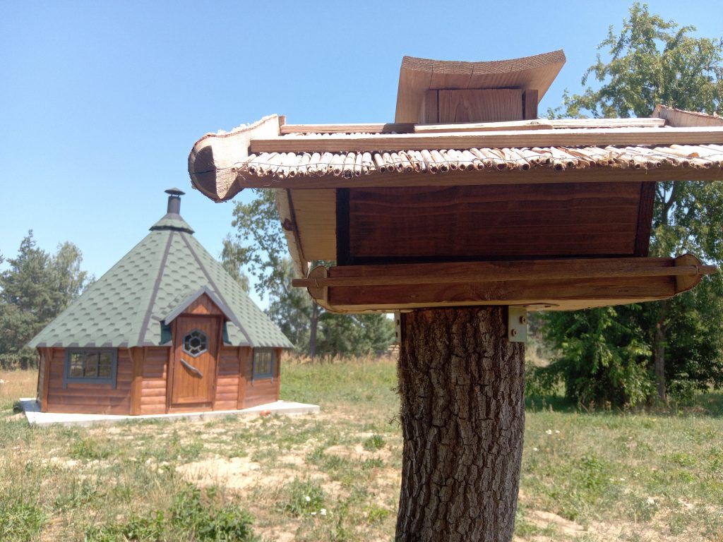 Tuż przy naszych grządkach w skrzynkach, niedaleko domu jeży i hotelu dla owadów wyrósł niedawno... domek. Wygląda jak siedziba elfów, jest jednak zaplanowaną ponad półtora roku temu, w czasie pisania projektu, EKO-dziuplą.