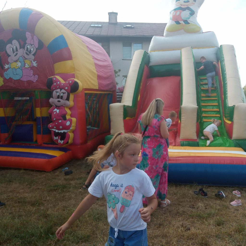Tyle się działo na naszym letnim rudniańskim pikniku, że brak słów:) I wojskowa grochówka. I dmuchańce. I stragany z pięknymi bukietami, z ikonami malowanymi na czarnych deskach z wiekowego dębu.